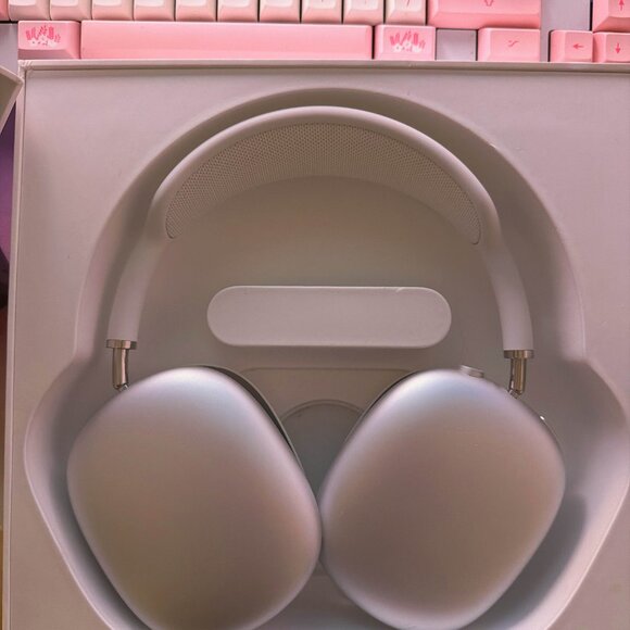 Apple AirPods Max with Smartcase in Silver - Picture 2 of 4